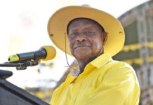 Cette vidéo ne montre pas le président Yoweri Museveni imposant un salut répétitif à un soldat plutôt le comédien Mpampire