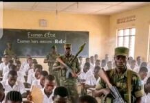 Non, des militaires n’ont pas surveillé les examens d’État à Goma et Bukavu, l’image n’est pas réelle